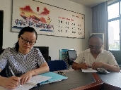 图片包含 人, 桌子, 室内, 笔记本&#xA;&#xA;描述已自动生成