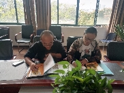 图片包含 窗户, 桌子, 室内, 人&#xA;&#xA;描述已自动生成