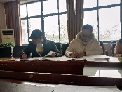 图片包含 窗户, 桌子, 室内, 男人&#xA;&#xA;描述已自动生成
