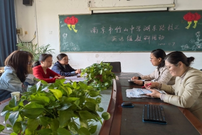 一群人坐在桌子前&#xA;&#xA;中度可信度描述已自动生成